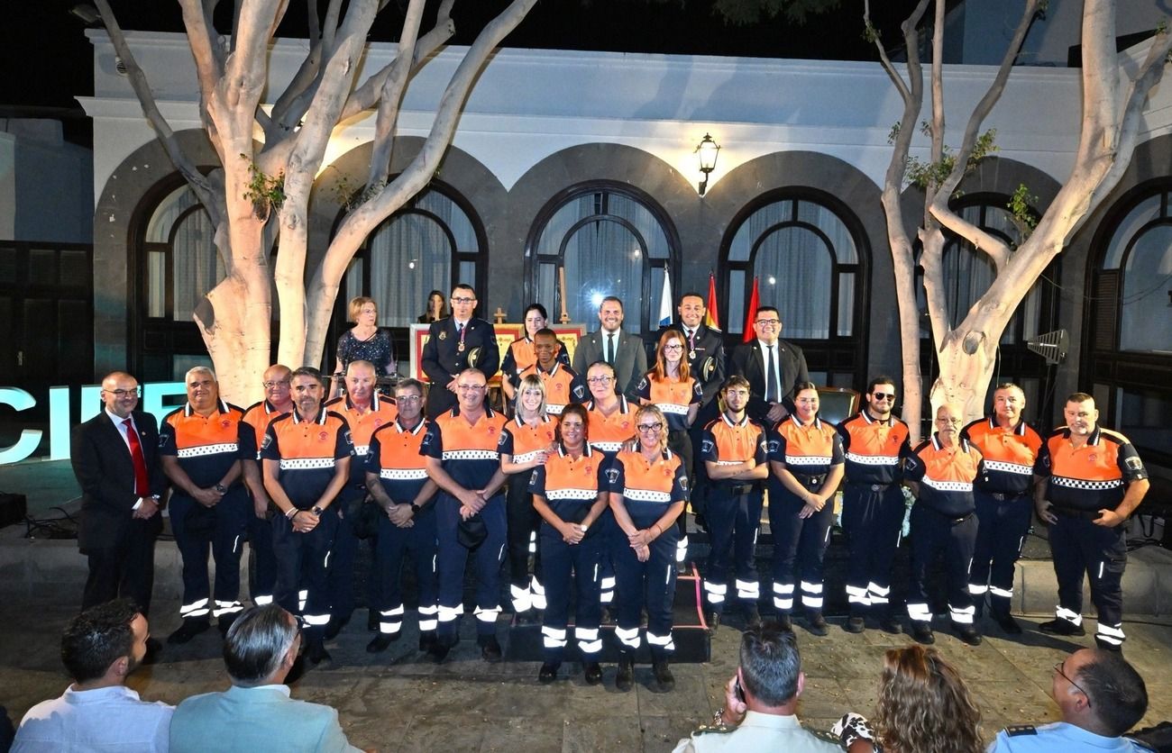 Las condecorados con las Medallas de la Ciudad de Arrecife junto al alcalde, Yonathan de León, y el concejal de Seguridad, Kevin Cortés.