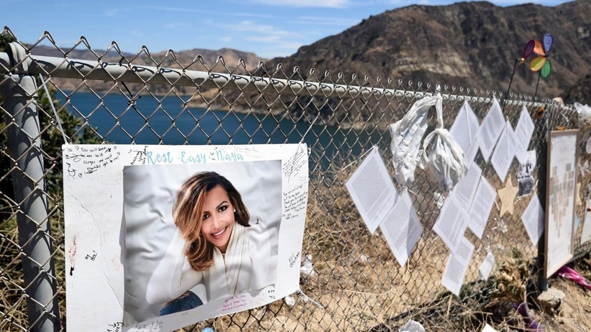 FANS DE NAYA RIVERA RINDEN TRIBUTO A LA ACTRIZ EN EL LAGO PIRU