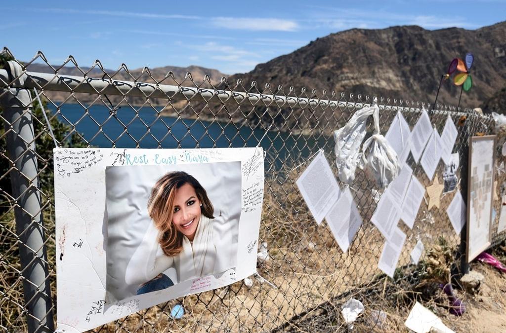 FANS DE NAYA RIVERA RINDEN TRIBUTO A LA ACTRIZ EN EL LAGO PIRU