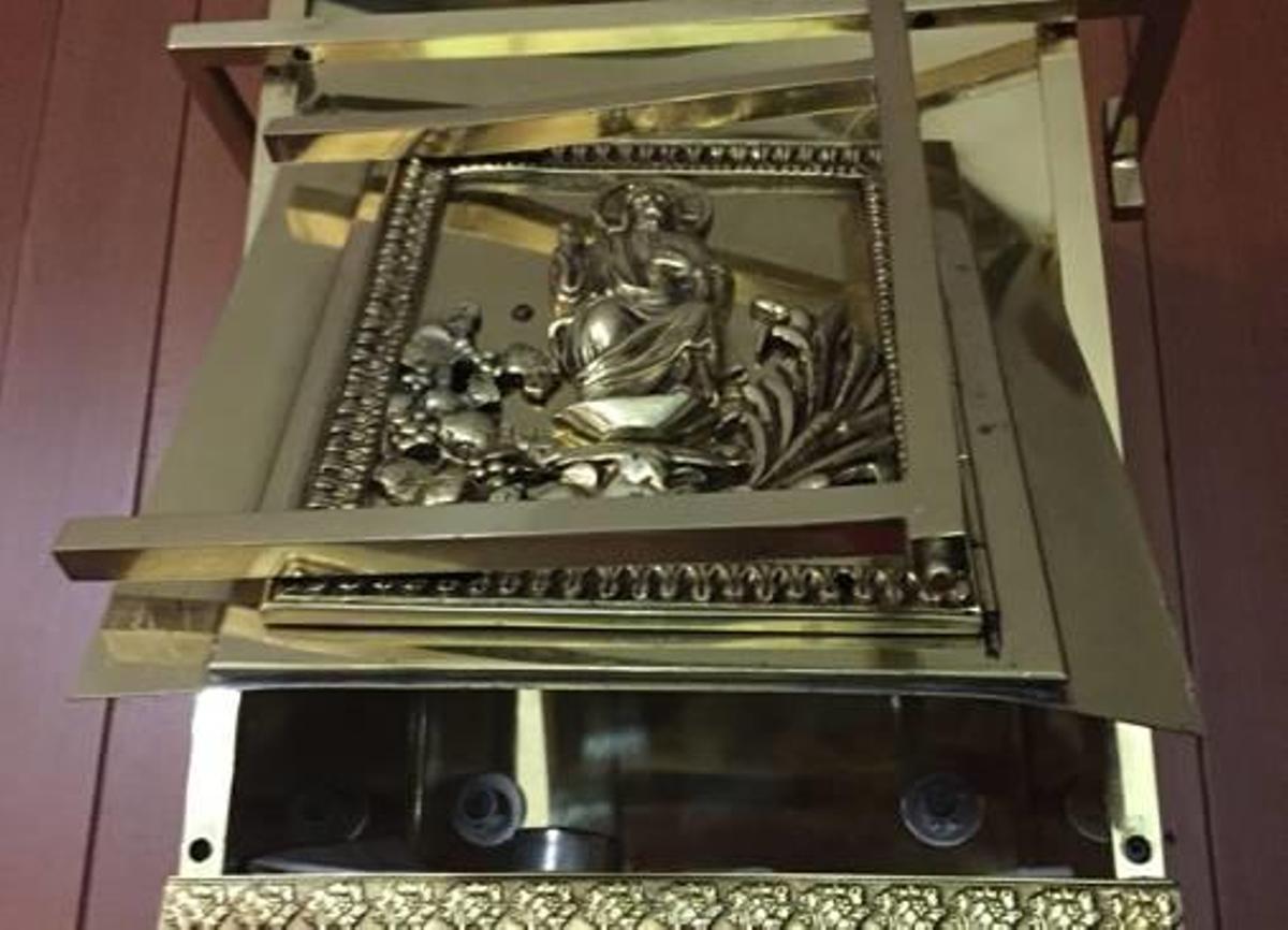 Los autores de los hechos reventaron la puerta del tabernáculo.