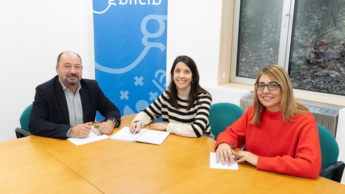 Xosé M. Merelles e María Sampedro, centro, na xuntanza de traballo.