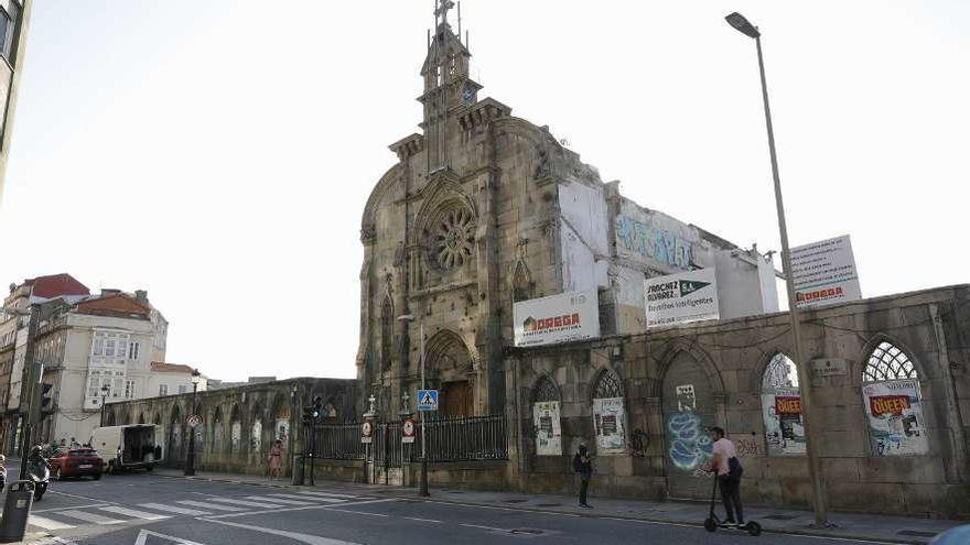 Fachada de la iglesia del barrio del Cura, que se mantendrá intacta gracias a su carácter protegido. // R. Grobas