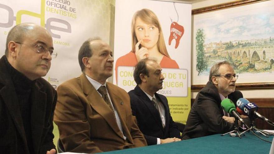 Responsables del Colegio Dentistas de la VIII región durante la rueda de prensa.