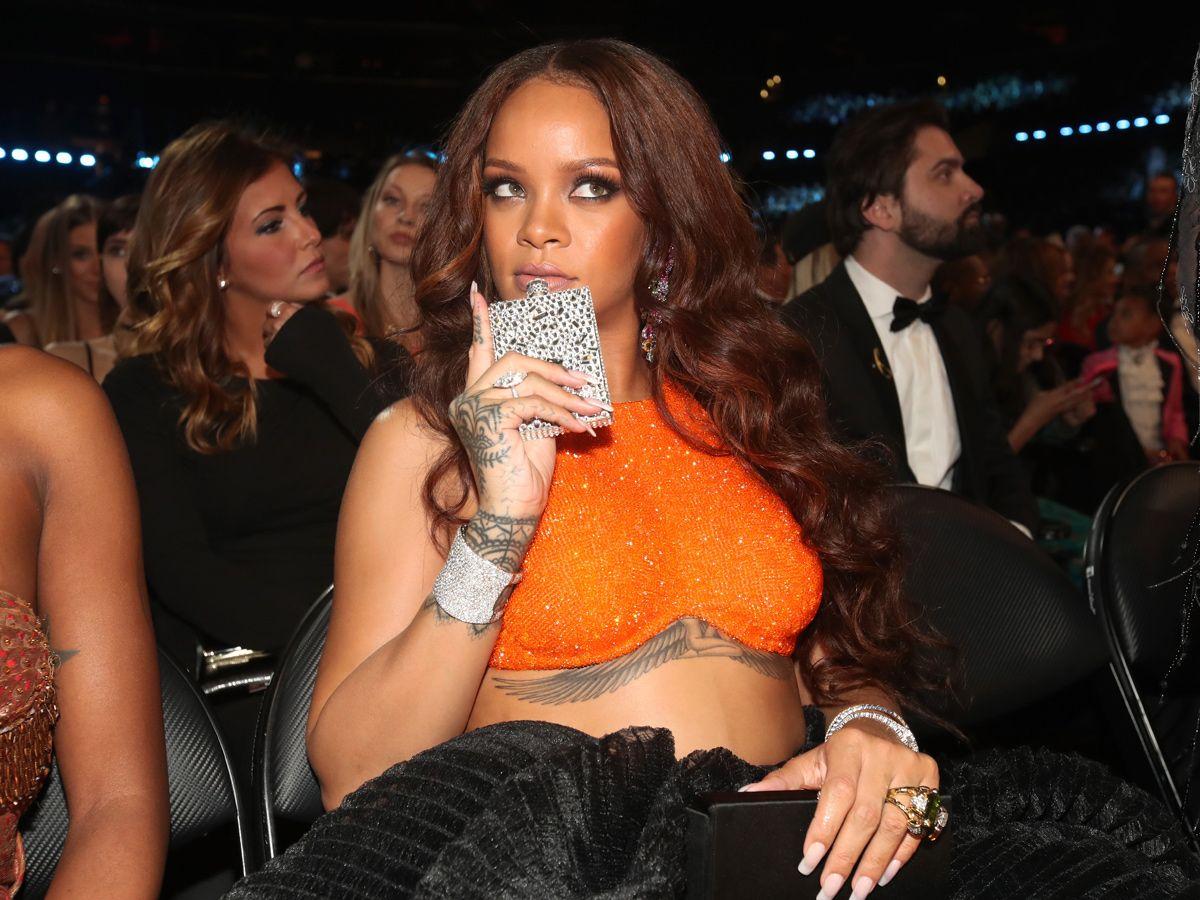 Premios Grammy, Rihanna con petaca de cristales