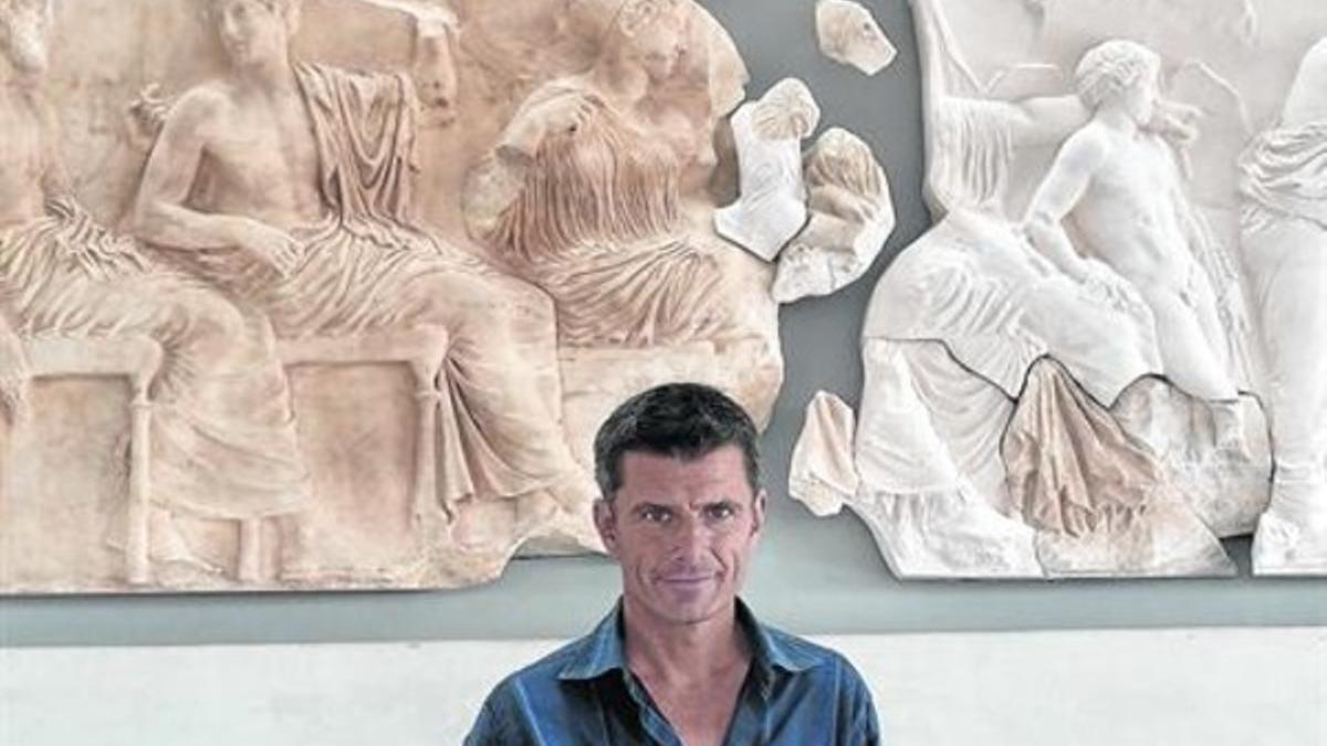 Pedro Olalla, junto al friso del Partenón expuesto en el Nuevo Museo de la Acrópolis, en Atenas.