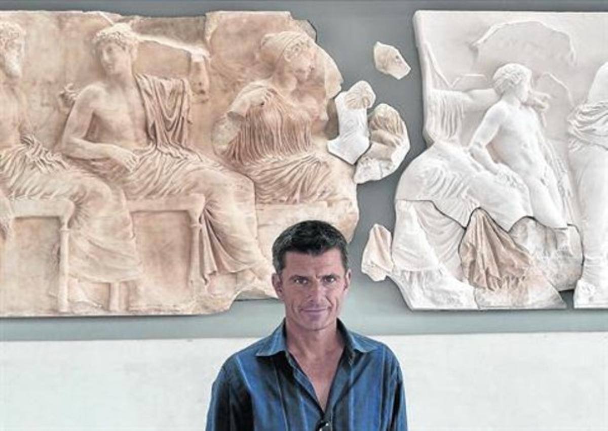 Pedro Olalla, al costat del fris del Partenó exposat al Nou Museu de l’Acròpolis, a Atenes. Pedro Olalla, al costat del fris del Partenó exposat al Nou Museu de l’Acròpolis, a Atenes.