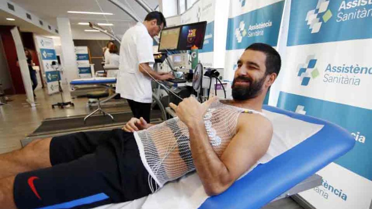 Arda Turan, durante la revisión médica