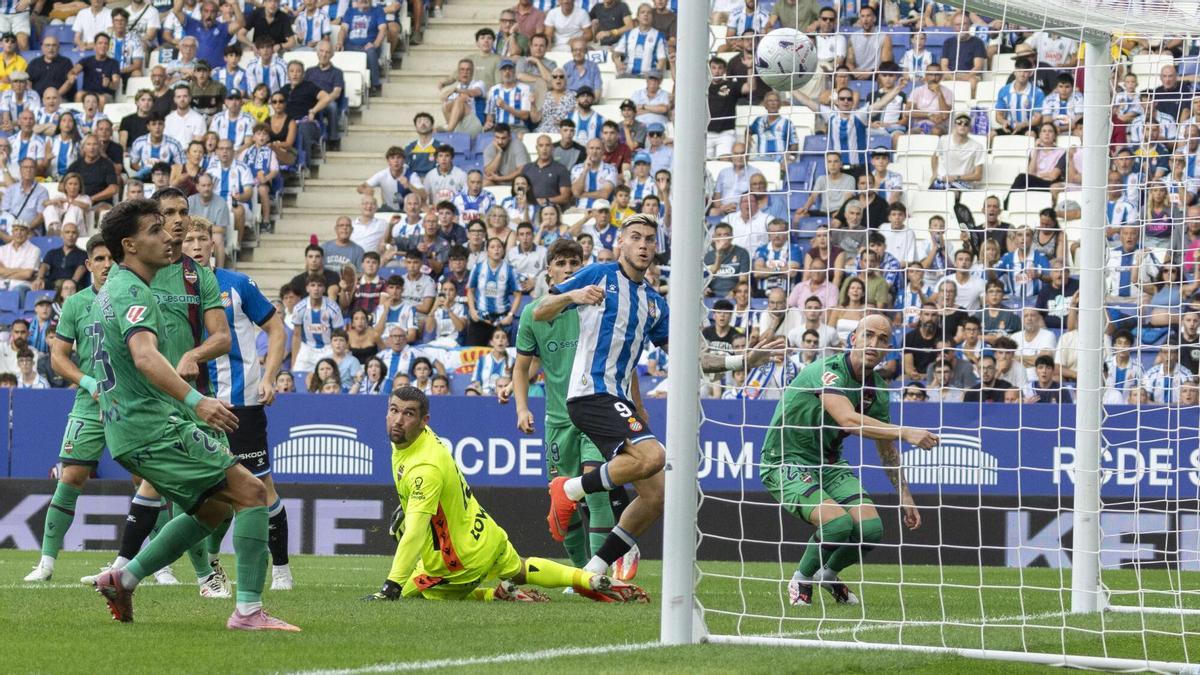 CORNELLÀ DE LLOBREGAT, 16/08/2026.- El jugador del RCD Espanyol Roberto (2d) marca el 1-0 ante el Levante UD, en el primera jornada de LaLiga disputada entre el RCD Espanyol y el Levante UD en Barcelona, este domingo. EFE/Marta Pérez