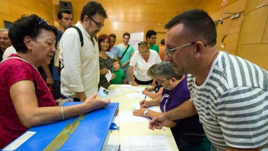 Una ciudadana deposita su voto el pasado lunes en la asamblea de SomPalma.