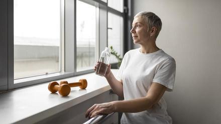 Una correcta alimentación y beber suficiente agua, puede reducir la intensidad de los sofocos en verano.