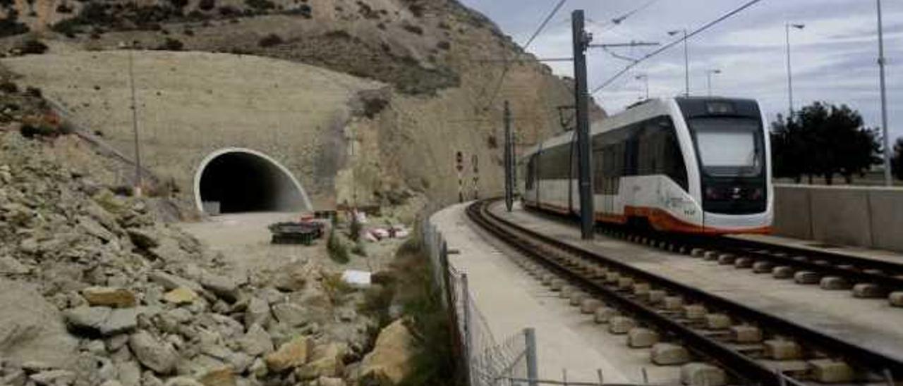 Un tranvía pasa junto a la entrada del túnel de la Serra Grossa, en una imagen de este año.