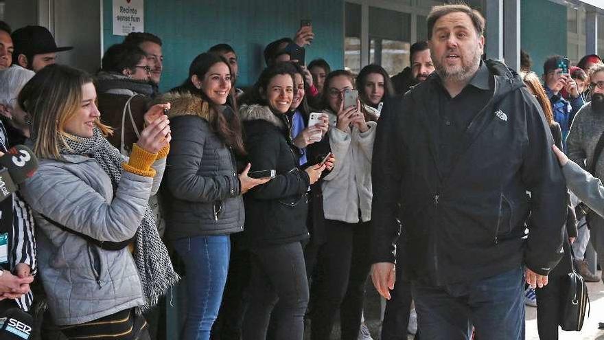 Los estudiantes fotografían a Oriol Junqueras a su llegada al campus de Manresa. // Efe