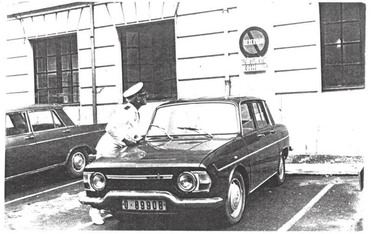 Un agente supervisando si un coche tenía autorización para aparcar.