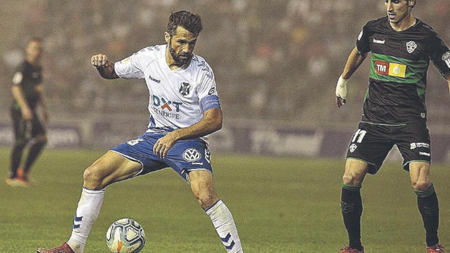 Aitor Sanz, vigilado por Pere Milla, en el Tenerife-Elche.