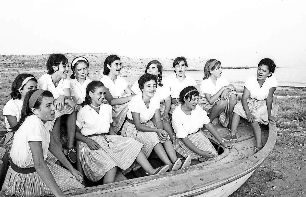Jóvenes de la Sección Femenina pertenecientes al campamento de Mazarrón. Años sesenta.