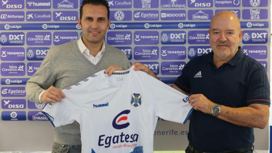 Miguel Concepción, presidente del Tenerife, mantuvo ayer un encuentro institucional con Rubén Baraja antes del debut de mañana en La Rosaleda.