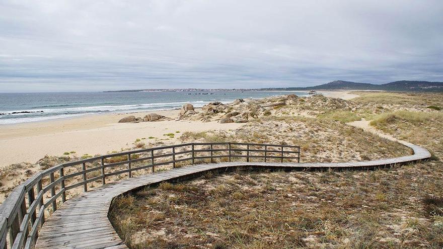 Uno de los accesos peatonales a la playa.