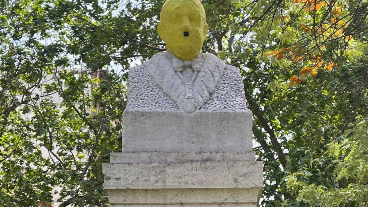 El busto amaneció cubierto de plastilina amarilla. | R.L.V.