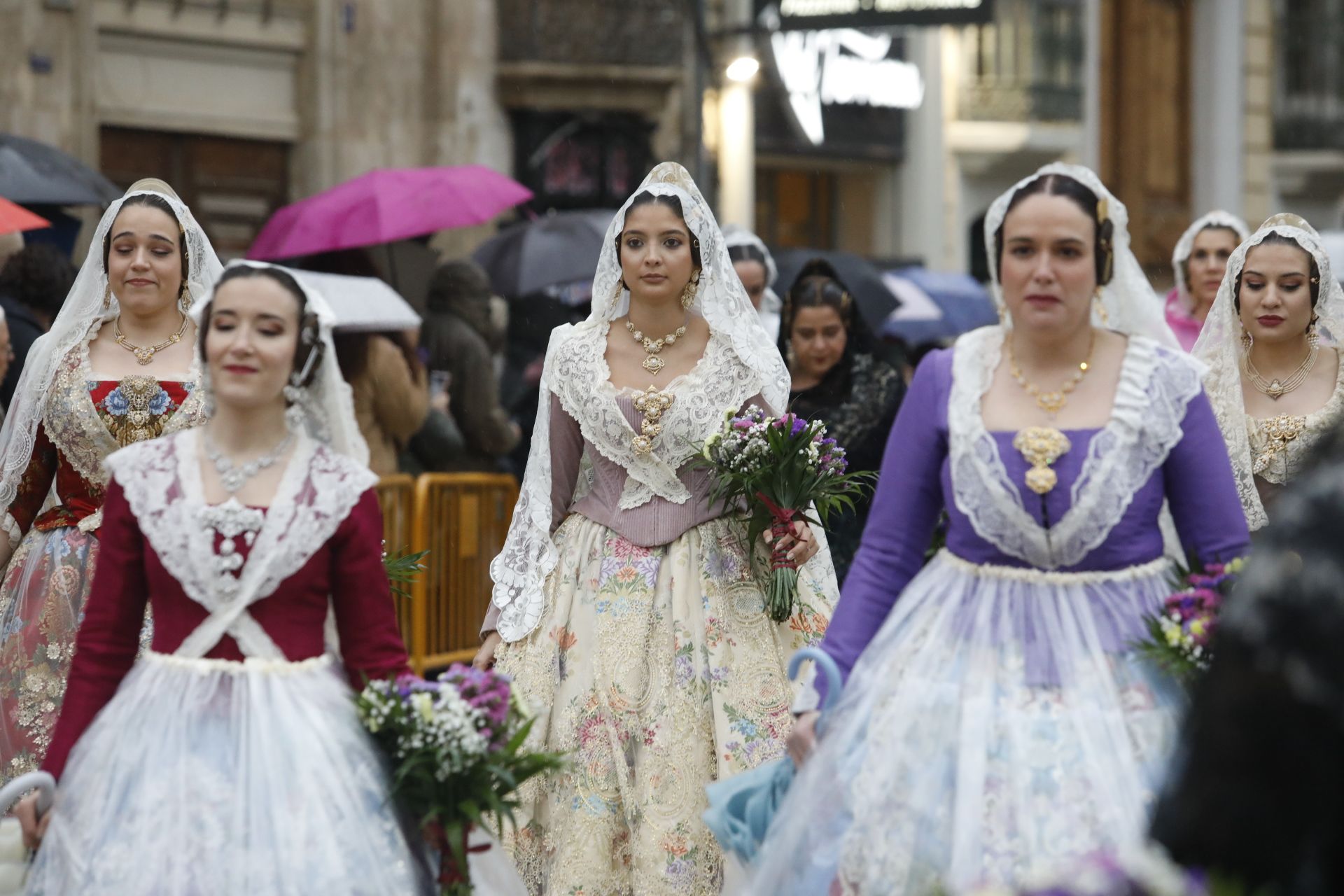 Búscate en el primer día de ofrenda por la calle Quart (entre las 18:00 a las 19:00 horas)