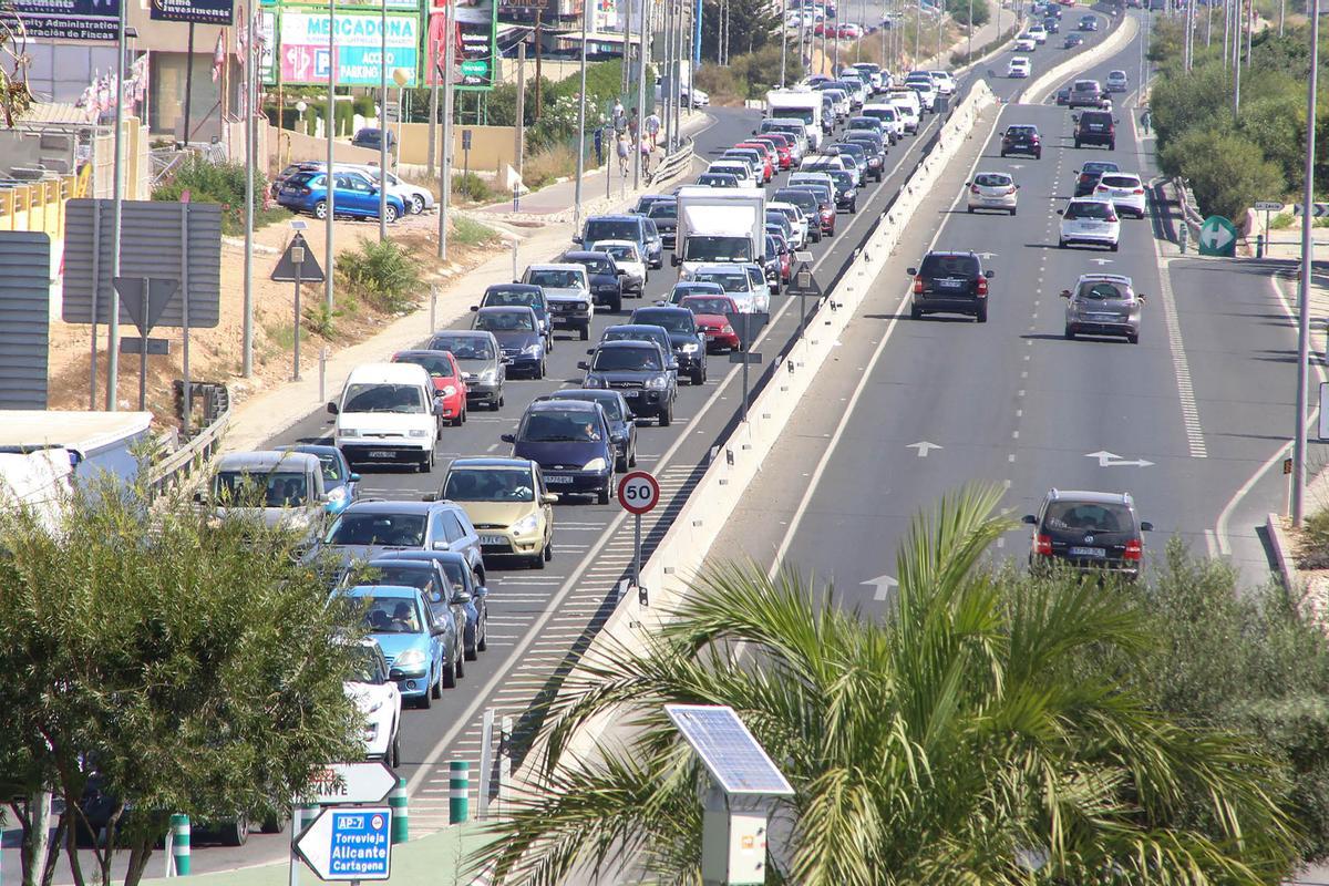 Retención diaria en el tráfico en sentido a Pilar de la Horadada en el acceso a la rotonda de La Zenia Bulevard