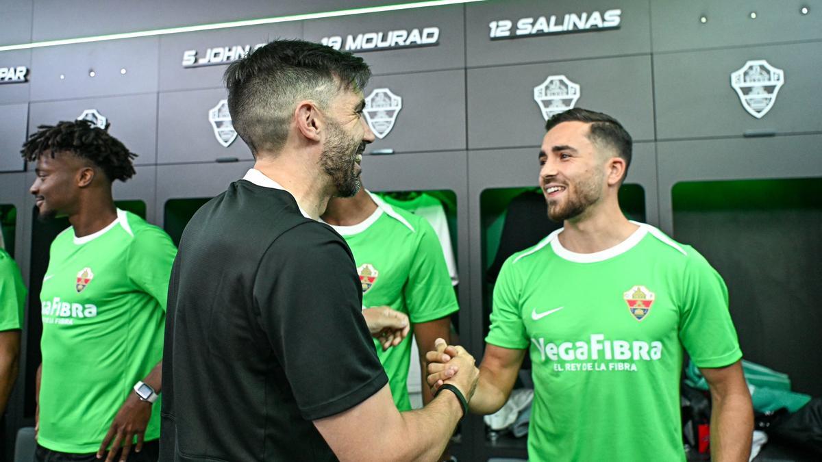 Salinas saluda a Eder Sarabia en el vestuario del Elche.