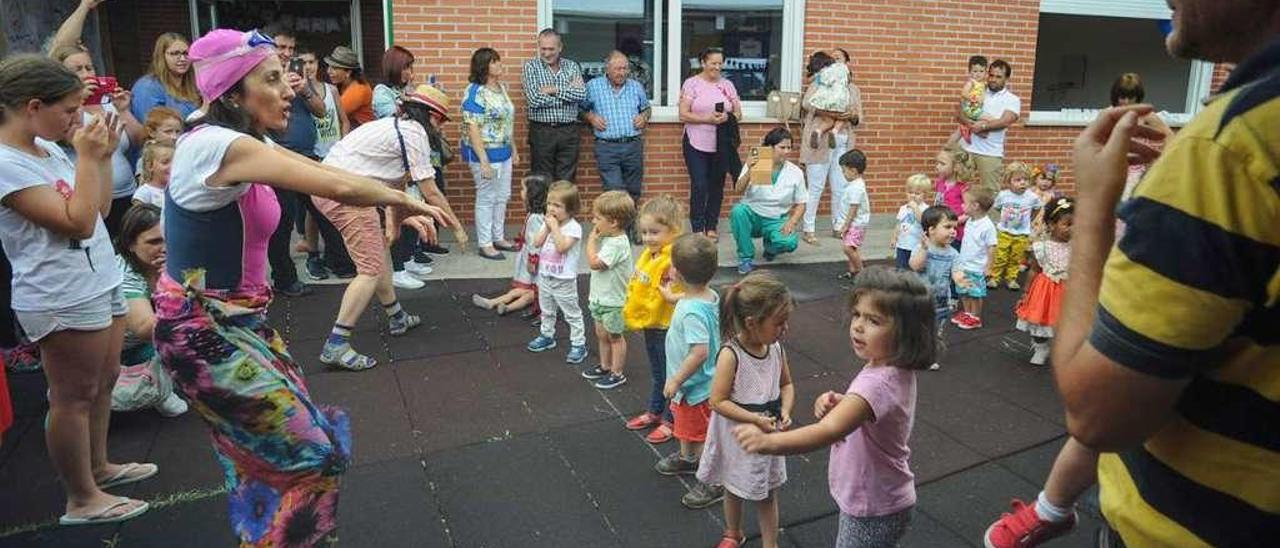 Los niños de Dena han disfrutado de los juegos que organizaron para despedir esta primera etapa educativa, que favoreció la conciliación laboral de sus progenitores. // Iñaki Abella