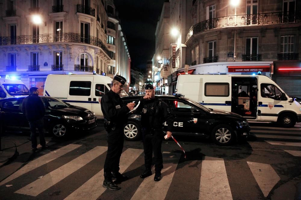 Un hombre ataca con un cuchillo a varias personas en París