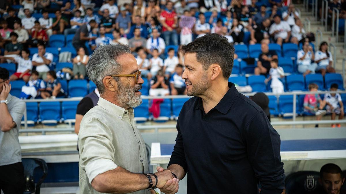 Álvaro Cervera saluda a Larcamón, entrenador del Sporting, justo antes del partido.