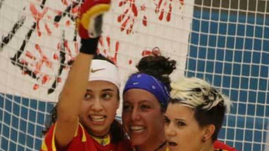 Sara González, María Díez y Yolanda Font celebran un gol.