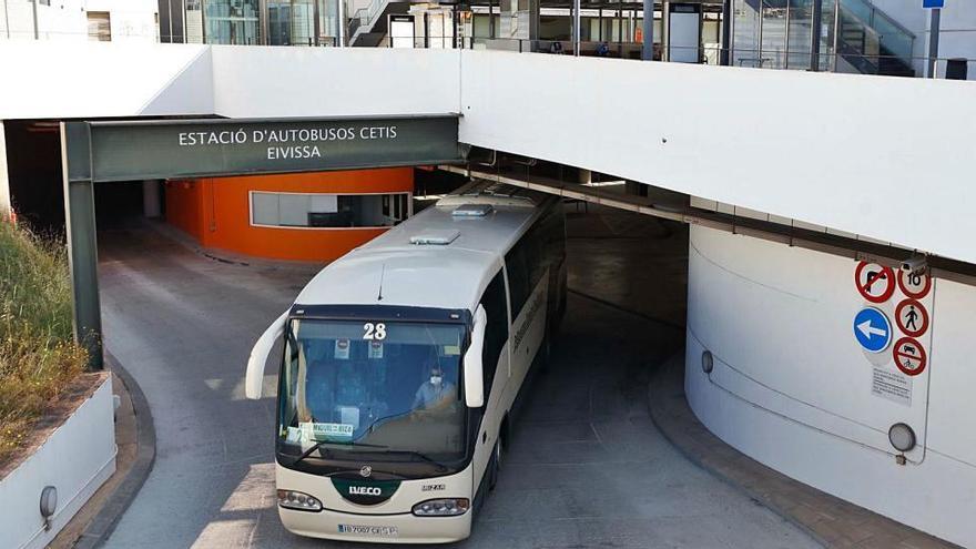 Un autobús sale del interior de la estación de autobuses de la ciudad de Ibiza, en la zona de sa Colomina.