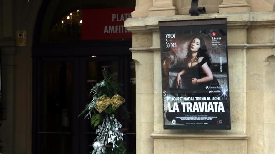 L&#039;exterior del Liceu amb els cartells de &#039;La traviata&#039;