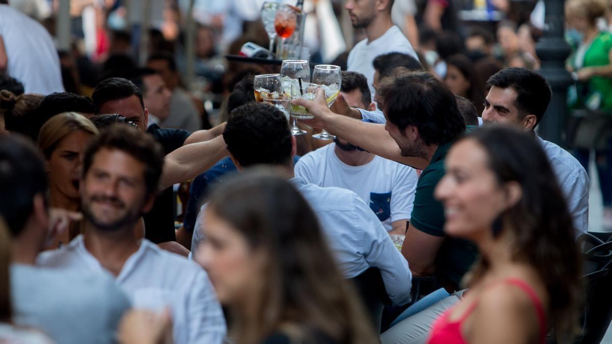 Un grupo de jóvenes brinda en una terraza de la calle Castaños, objeto del enfrentamiento legal entre vecinos y Ayuntamiento.