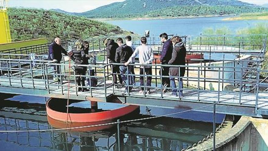 alumnos DEL INSTITUTO VISITAN LA POTABILIZADORA