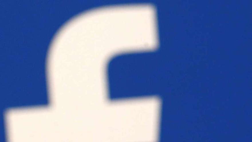 El logotipo de Facebook y un &quot;minero de datos&quot;. // Reuters