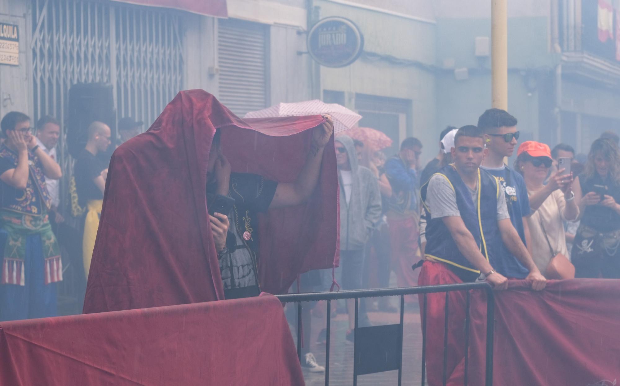 Los moros conquistan el castillo bajo la lluvia. Así ha sido la embajada mora de las fiestas de Elda