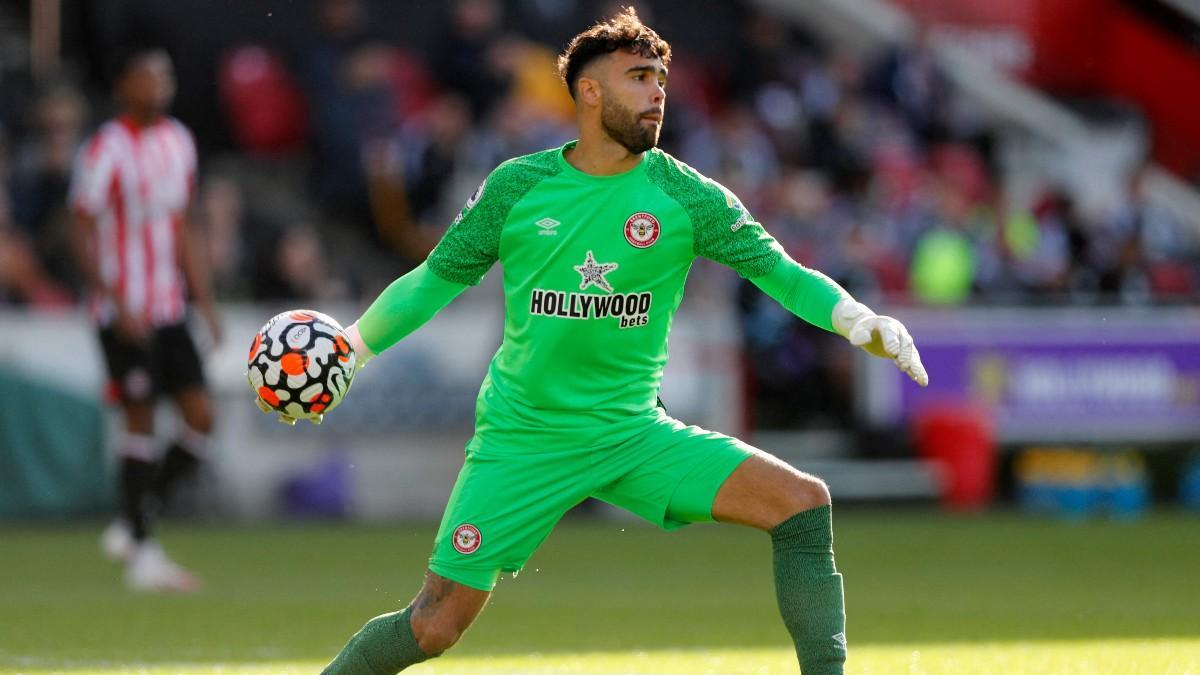 David Raya, en un partido con el Brentford