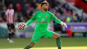 David Raya, en un partido con el Brentford