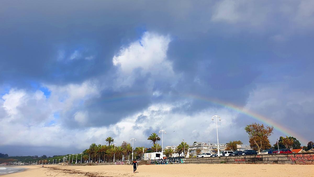 Arco iris sobre la playa de Samil, esta tarde