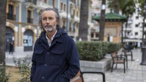 De momento no. No me lo planteo ni ahora ni nunca, así de tajante se muestra Mario Samper a quien un mes después de que el Alvia en el que viajaba descarrilara en Adamuz (Córdoba) la simple idea de volver a subir a un tren le resulta demasiado traumática. Para él, el viaje no terminó aquel domingo 18 de enero. A día de hoy se despierta en el tren y se acuesto en el tren. Esa es la situación, comenta en una entrevista con EFE en la que se evidencia el trauma que ha dejado en este superviviente una tragedia que se cobró la vida de 46 personas, 28 residentes en la provincia de Huelva.-EFE/ Alberto Díaz