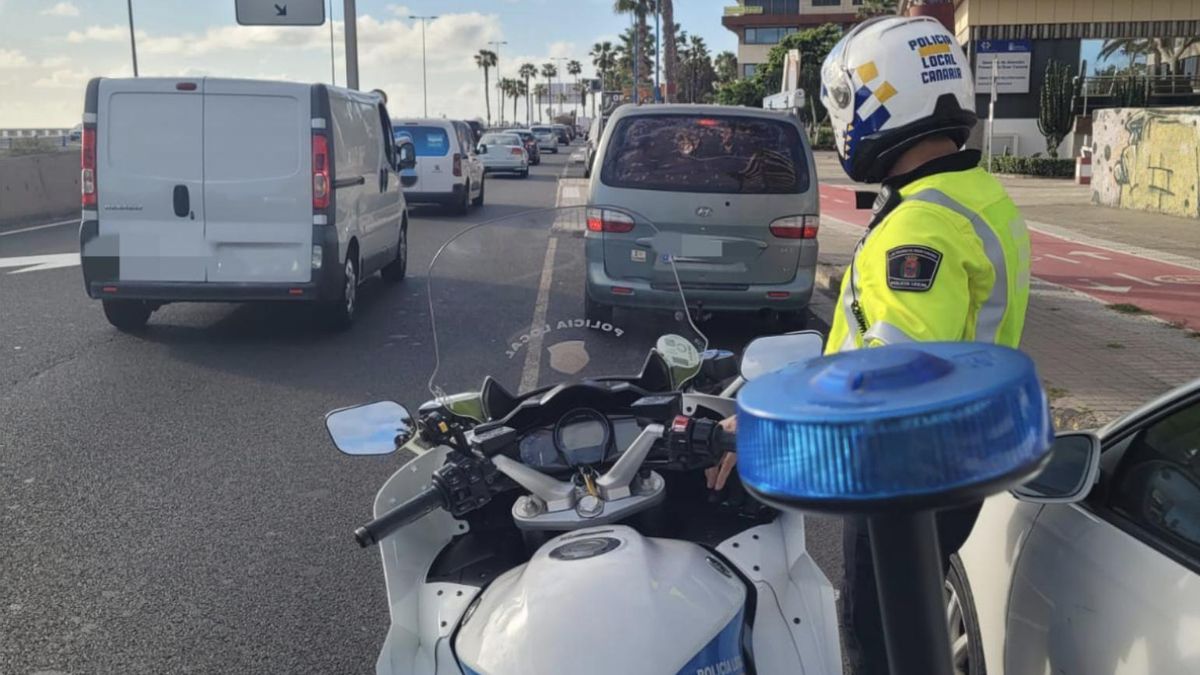 Intervenido tras no respetar un semáforo en rojo y carecer del permiso de conducción