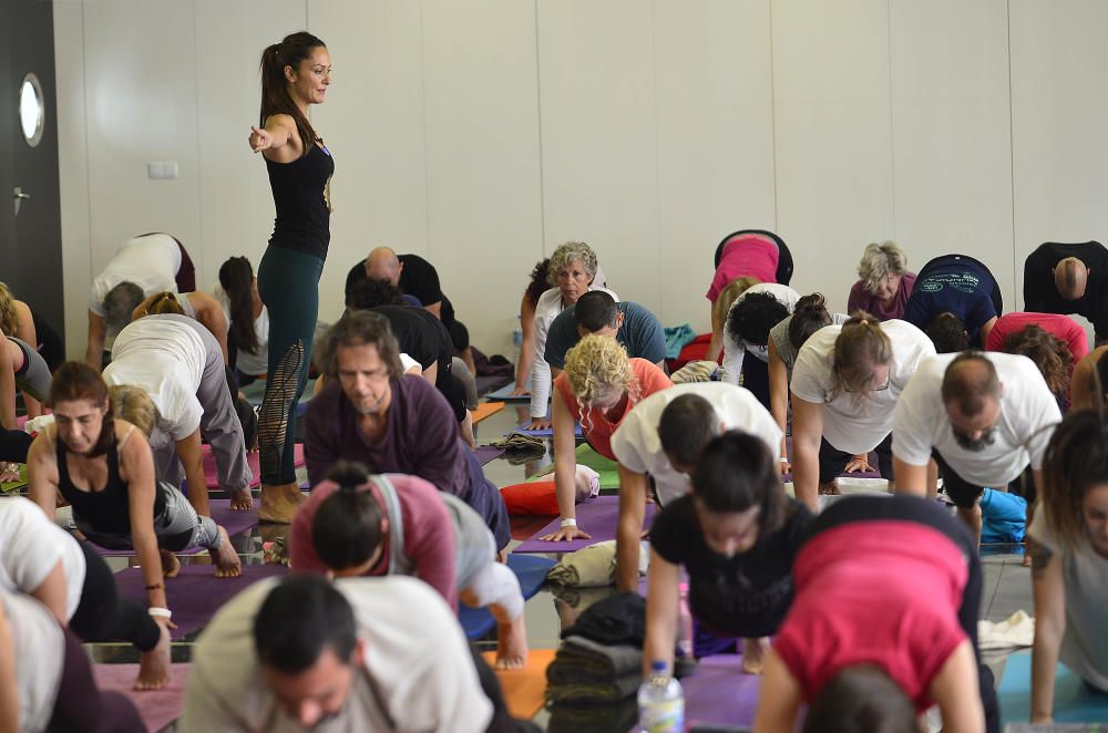 El yoga toma el Centro de Congresos de Elche