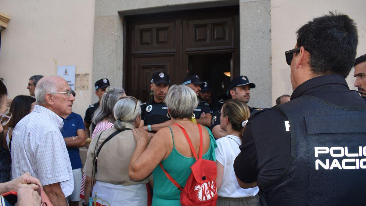 Un grupo de personas intenta acceder al pleno.