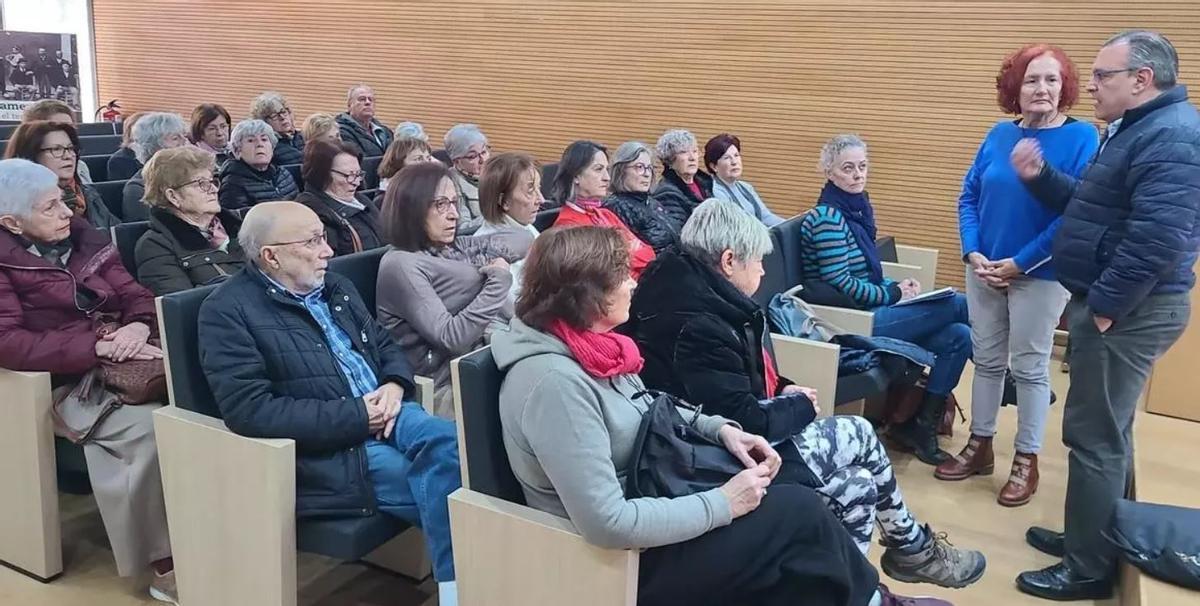 Musoles explica a los vecinos en una reunión anterior las causas de la falta de monitores.