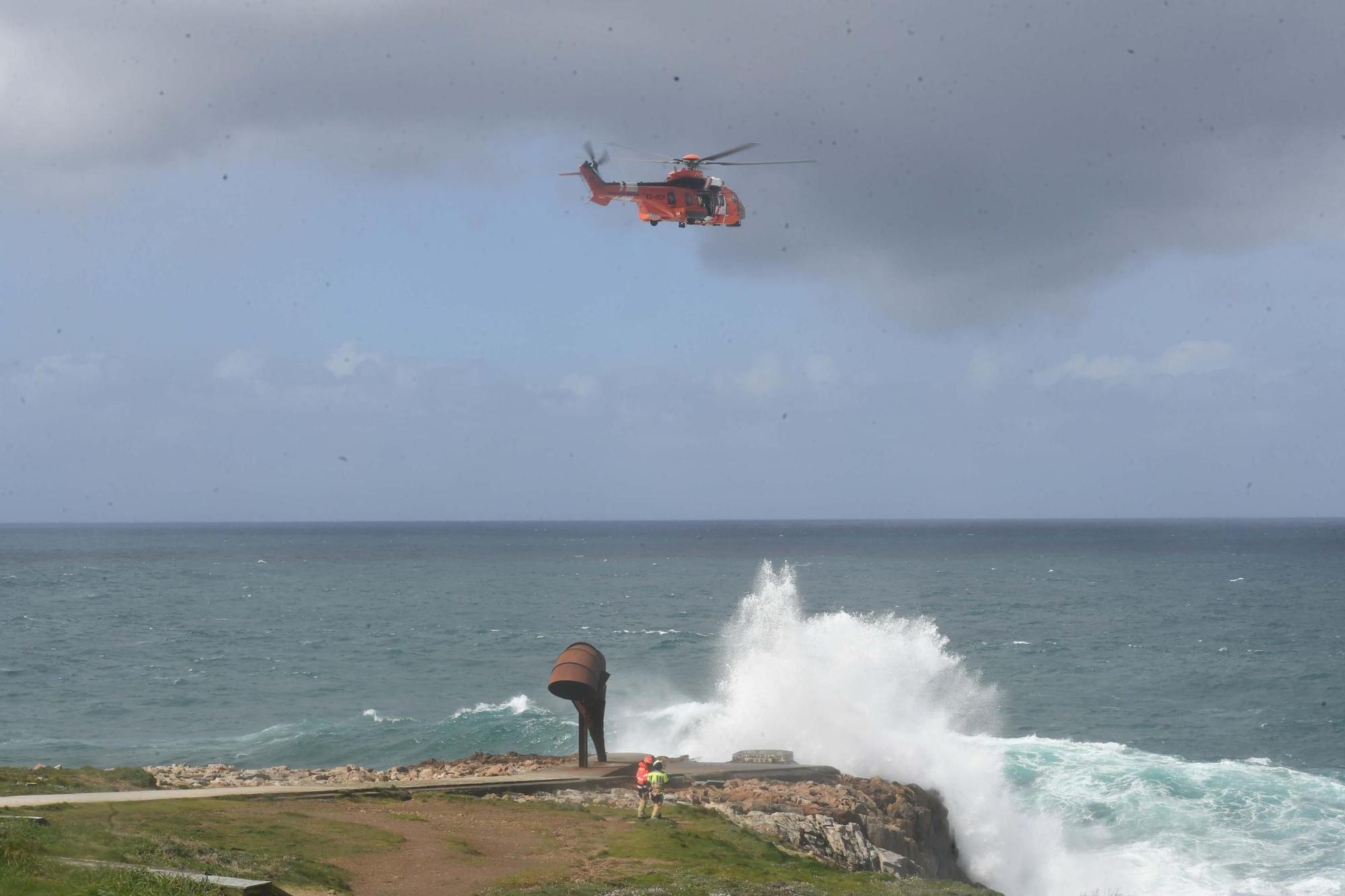 Activada la búsqueda de un desaparecido al caer al mar en Punta Herminia tras ser arrollado por una ola