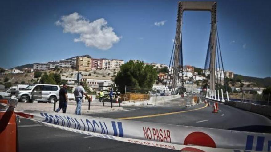 Fomento vuelve a cerrar el puente para cambiar el tirante y hacer más pruebas