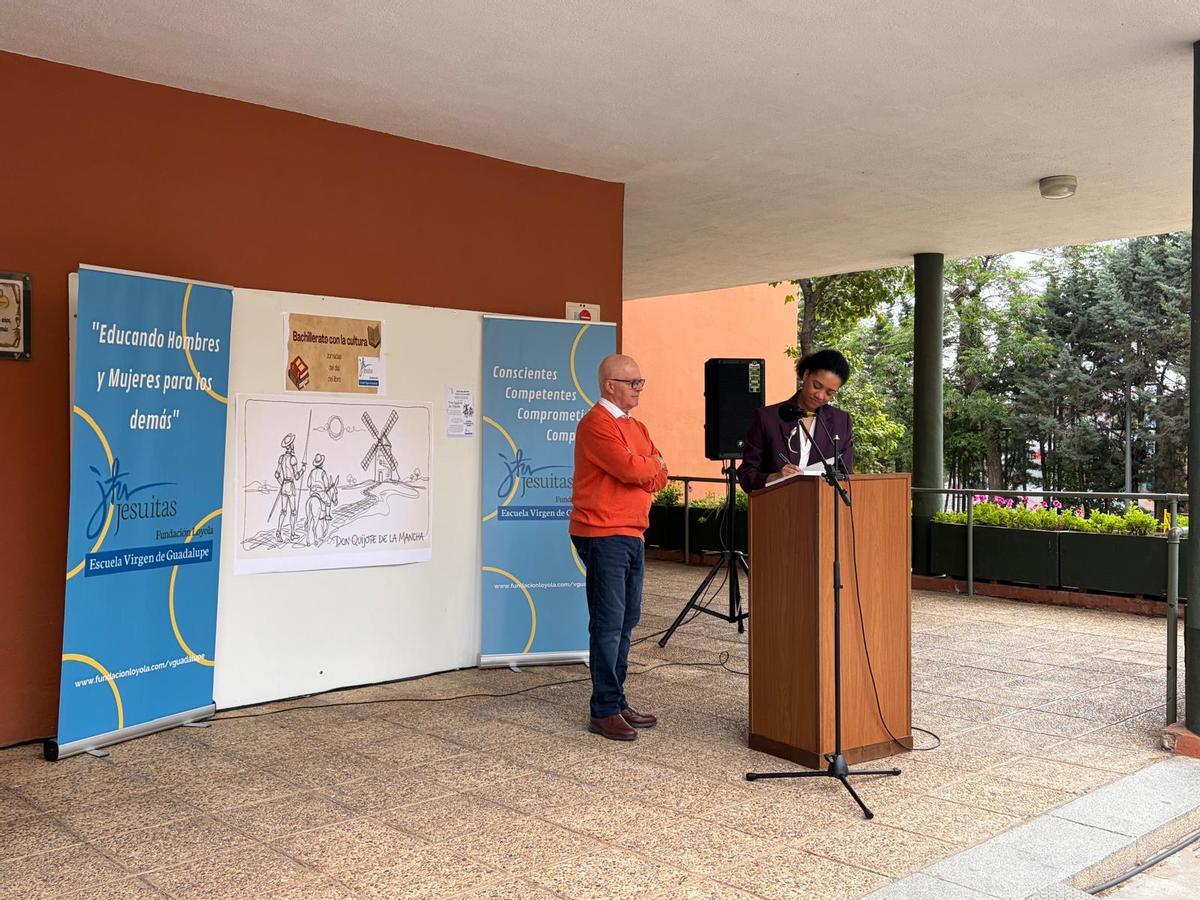 La concejala, Mariema Seck y el poeta extremeño, Faustino Lobato firman un ejemplar de 'El Quijote de La Mancha'.