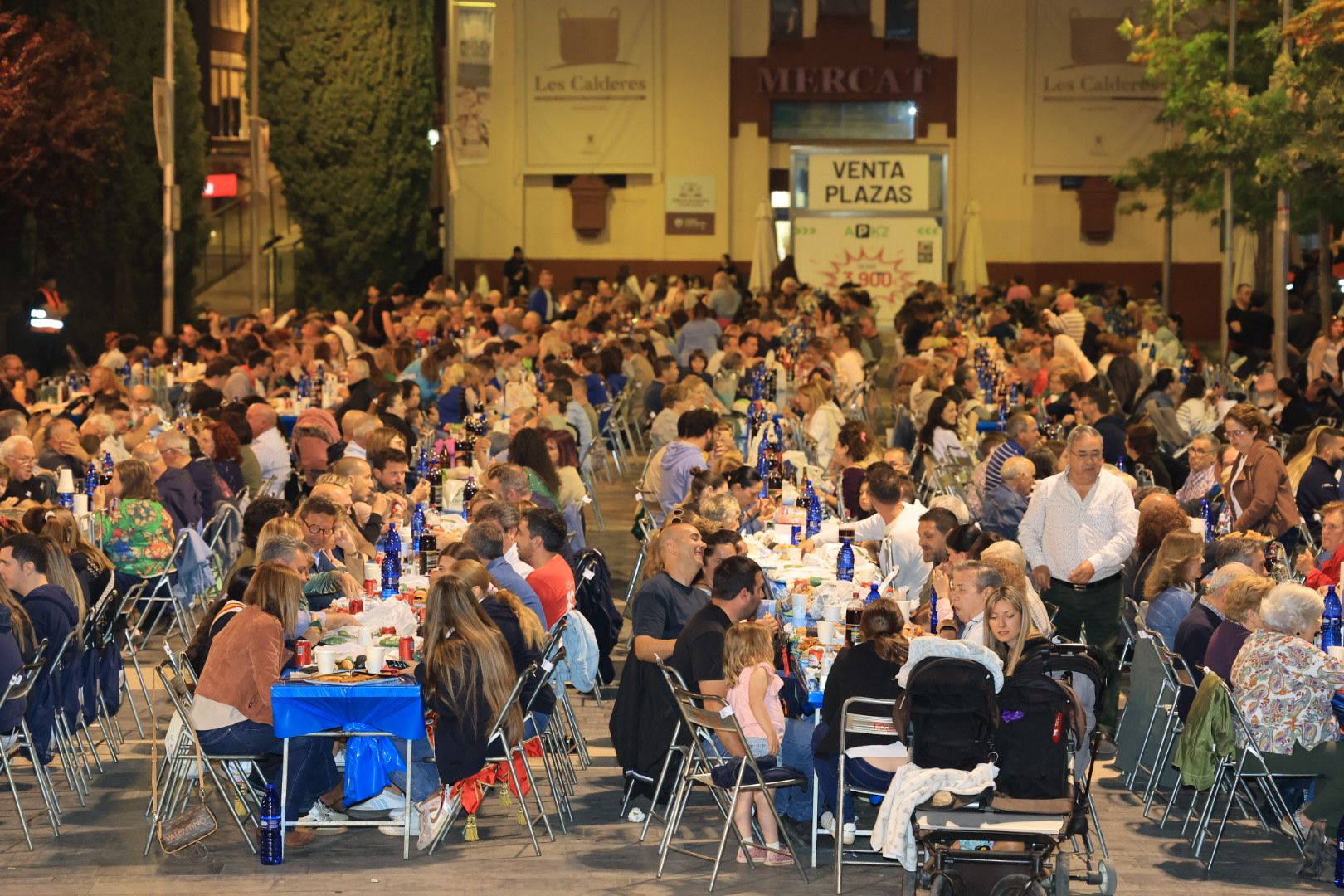 Búscate en la galería de fotos del 'sopar de pa i porta' en las fiestas de Almassora