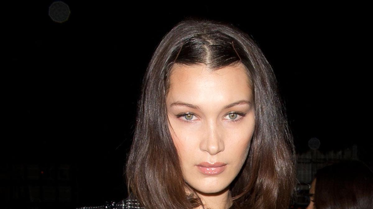 Bella Hadid fusiona cuadros y transparencias en un mismo look