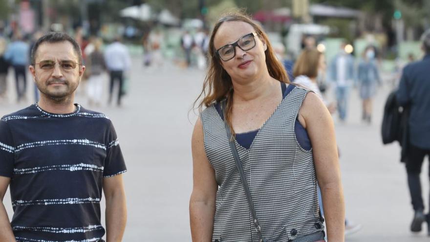 Àlec Casanova y Daniela Gustarc, en la plaza del Ayuntamiento de València. Foto: G. Caballero.