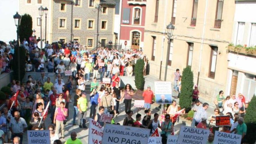 Una protesta de los trabajadores de Benito Sistemas por las calles de Navia.